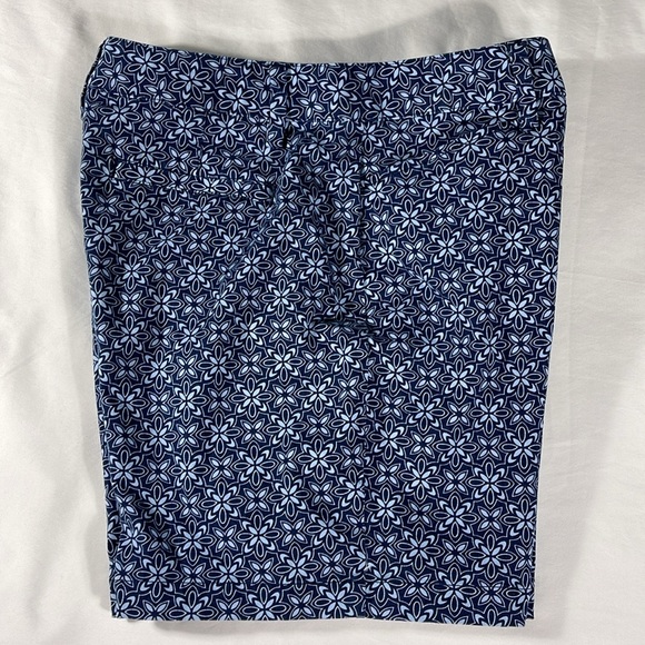 Lands' End womens slate blue geometric pattern flat front 6.5" shorts - size 10 - Picture 9 of 9
